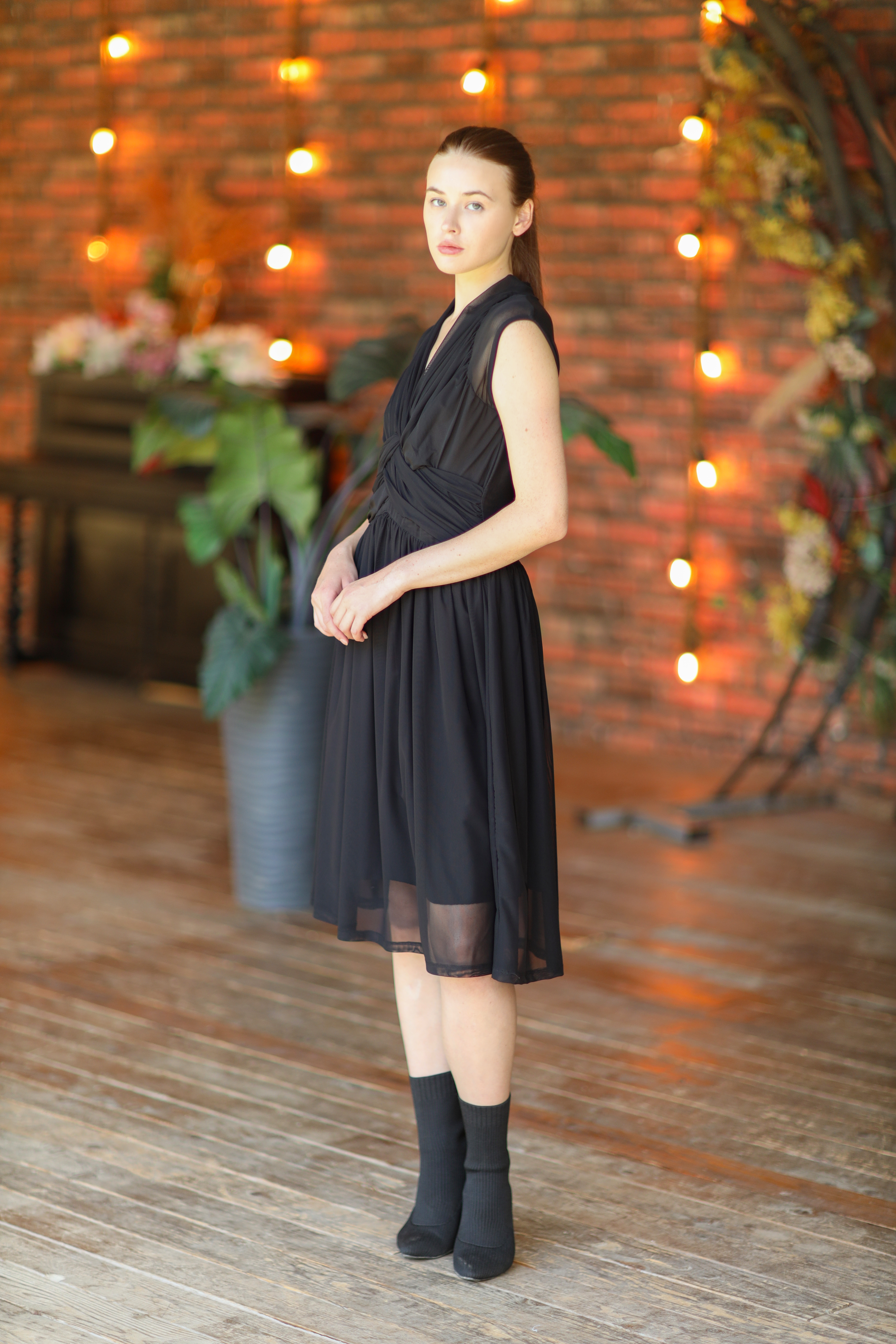 Kadın Kolsuz V-Yaka İlüzyon Arkalı Mini Elbise