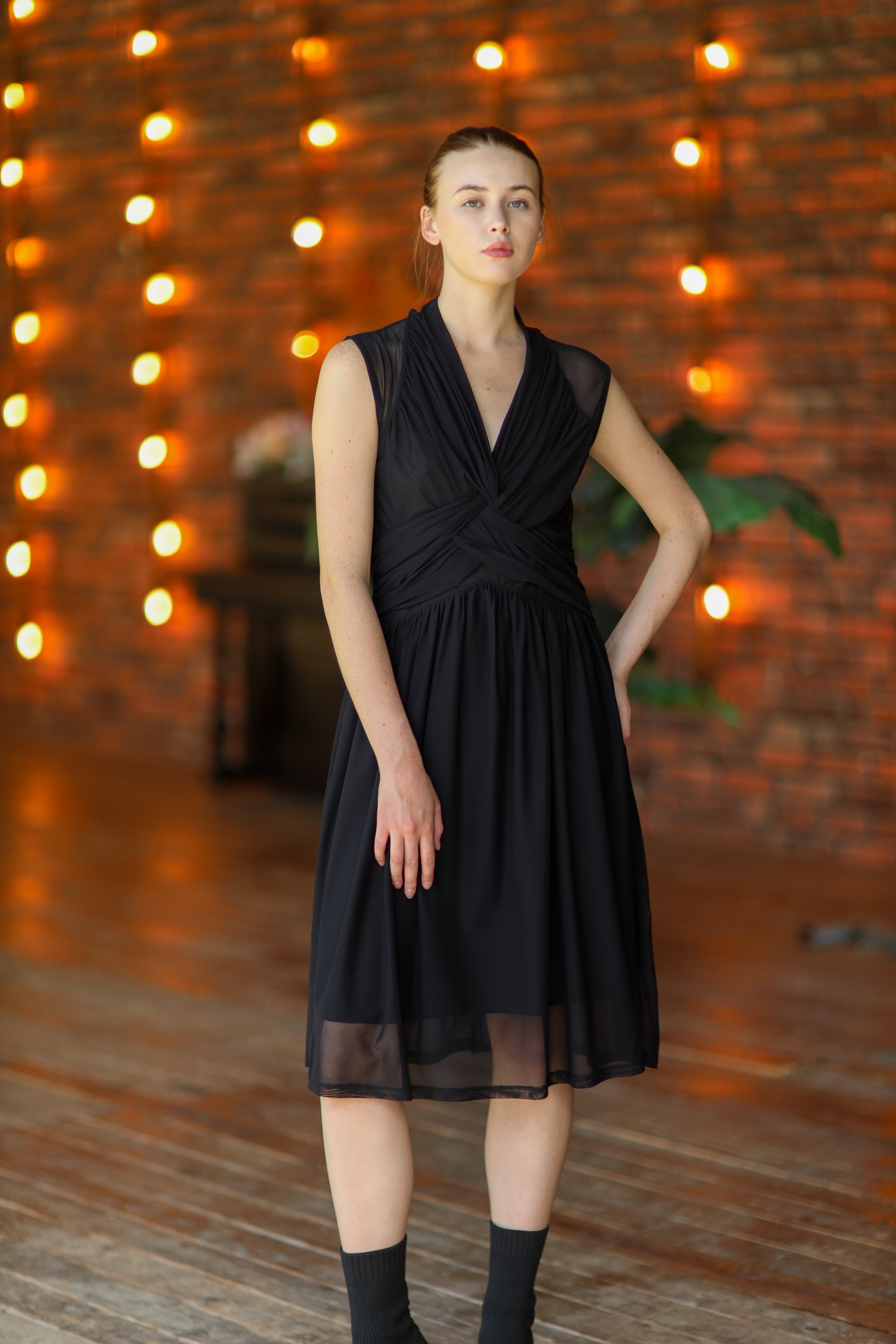 Kadın Kolsuz V-Yaka İlüzyon Arkalı Mini Elbise